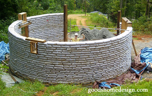 image from: http://www.goodshomedesign.com/an-earthbag-round-house-for-less-than-5000/